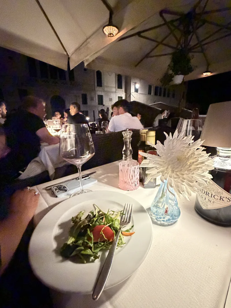 Un antipasto servito ai tavoli del campo, la sera