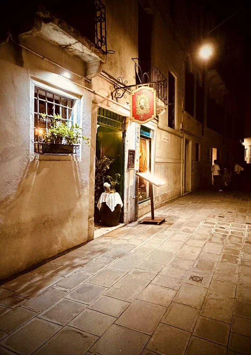 La calle veneziana di notte, a due passi dalla taverna