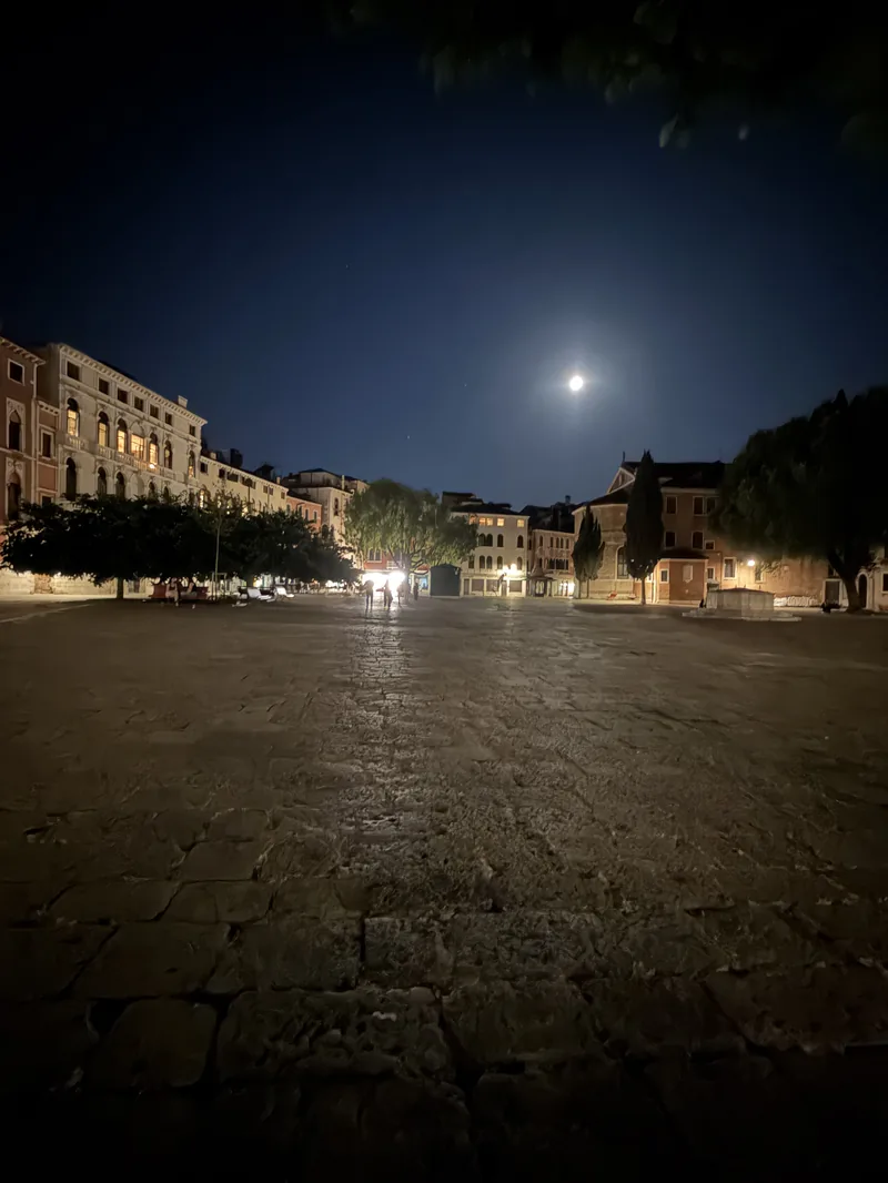 Il Campiello Sant'Agostin sotto la luna