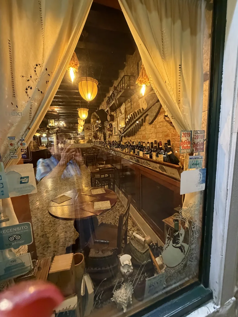La finestra della sala affacciata sul campo