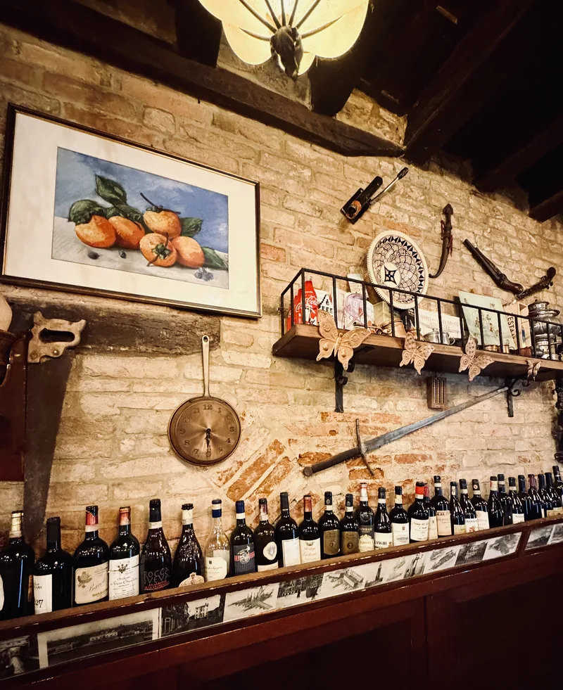 Pietra viva, un quadro e la fila dei vini
