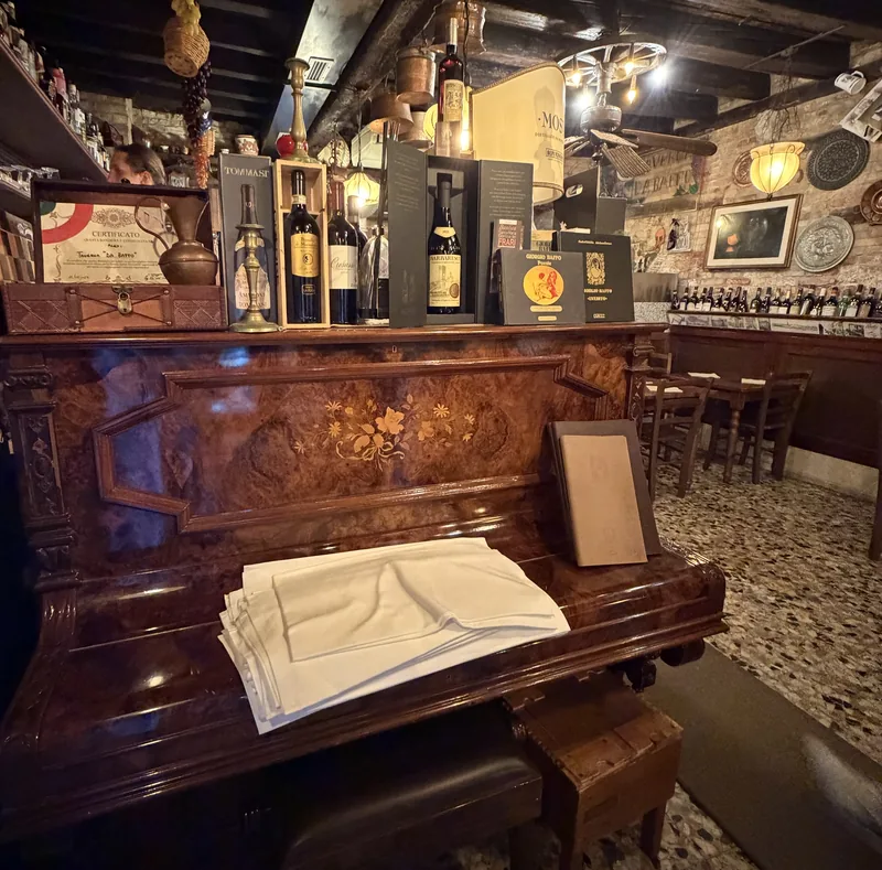 Il pianoforte antico della taverna