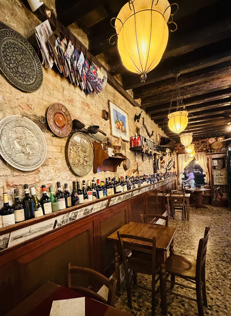 Lanterne veneziane e piatti antichi alle pareti della sala