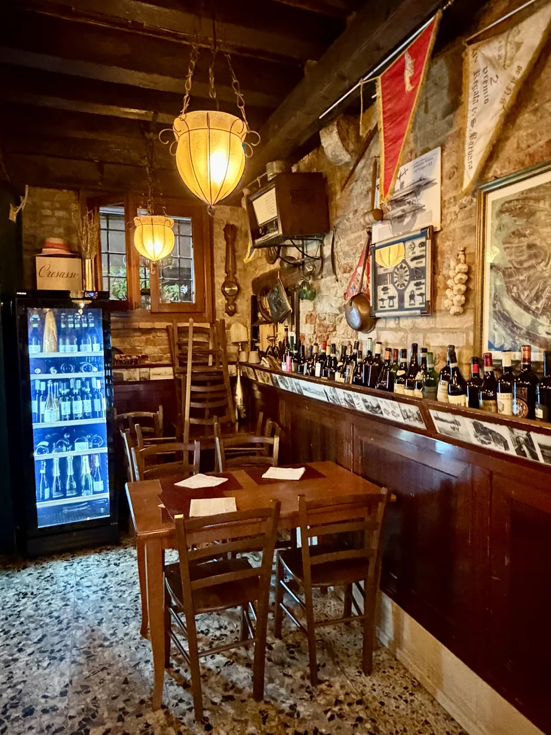 Tavolo apparecchiato nella sala rustica sotto le travi
